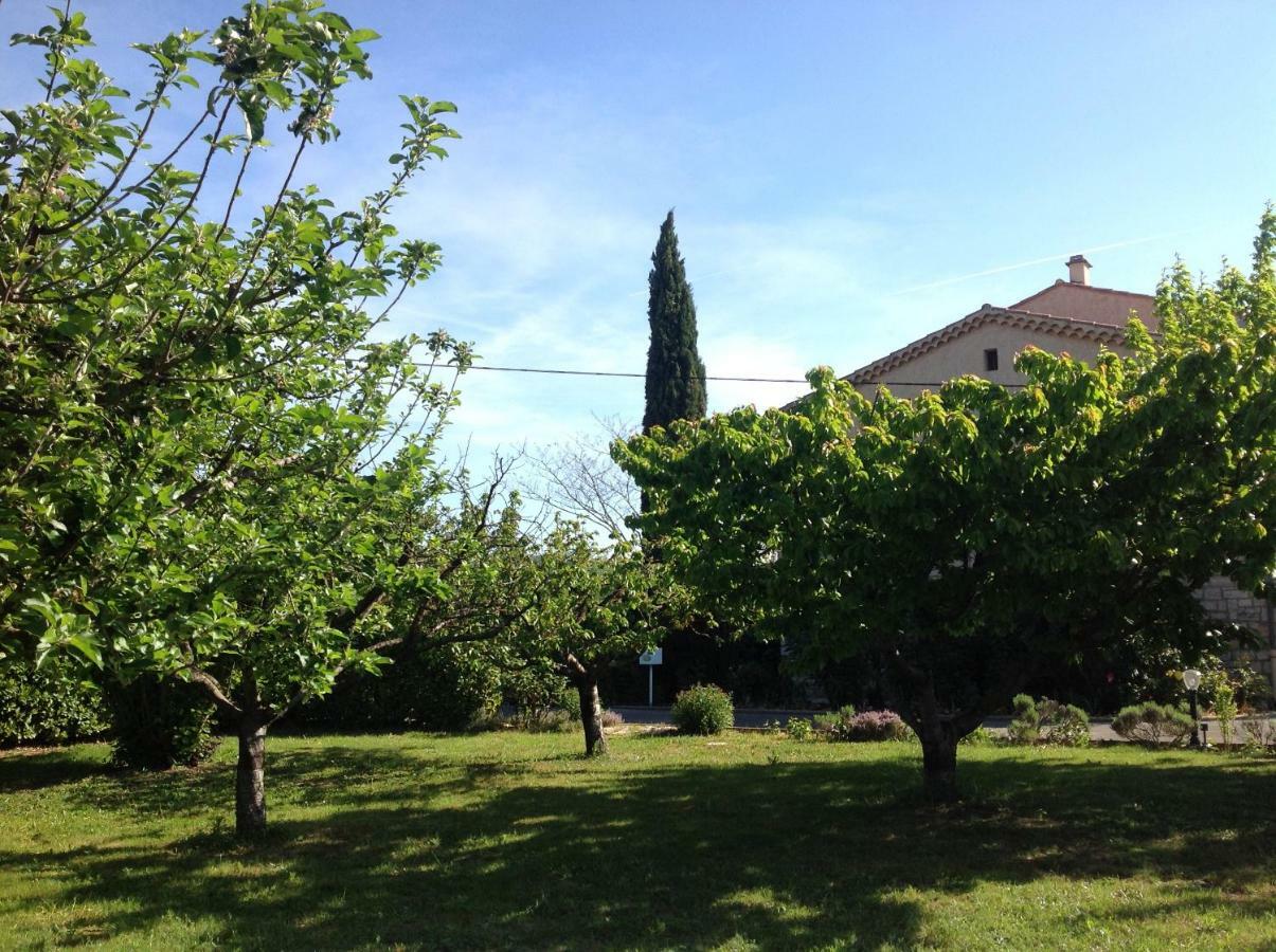 Au Mas Des Graviers Bed & Breakfast Salavas Exterior photo
